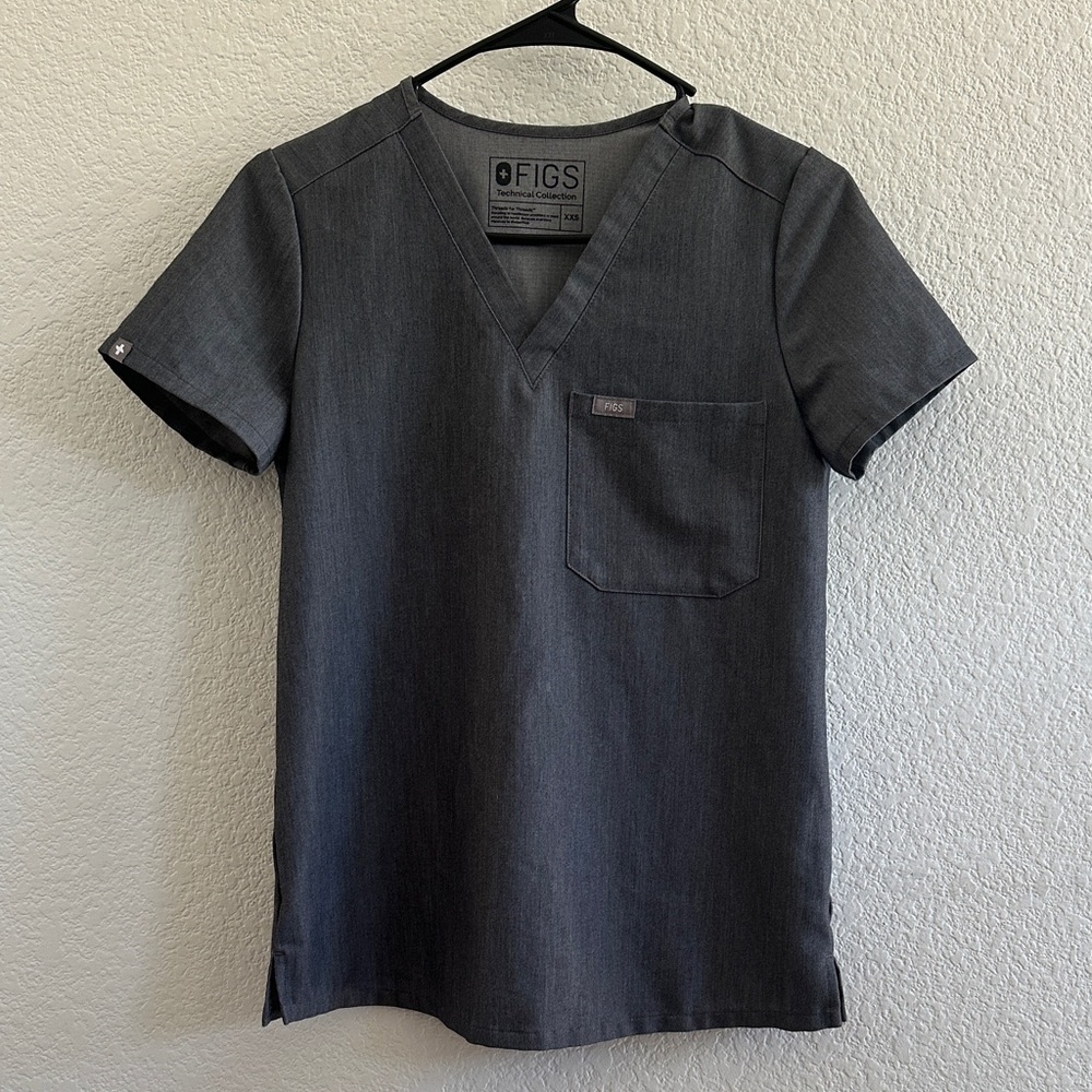 Figs women’s Catarina one pocket top in Graphite - Picture 2 of 8